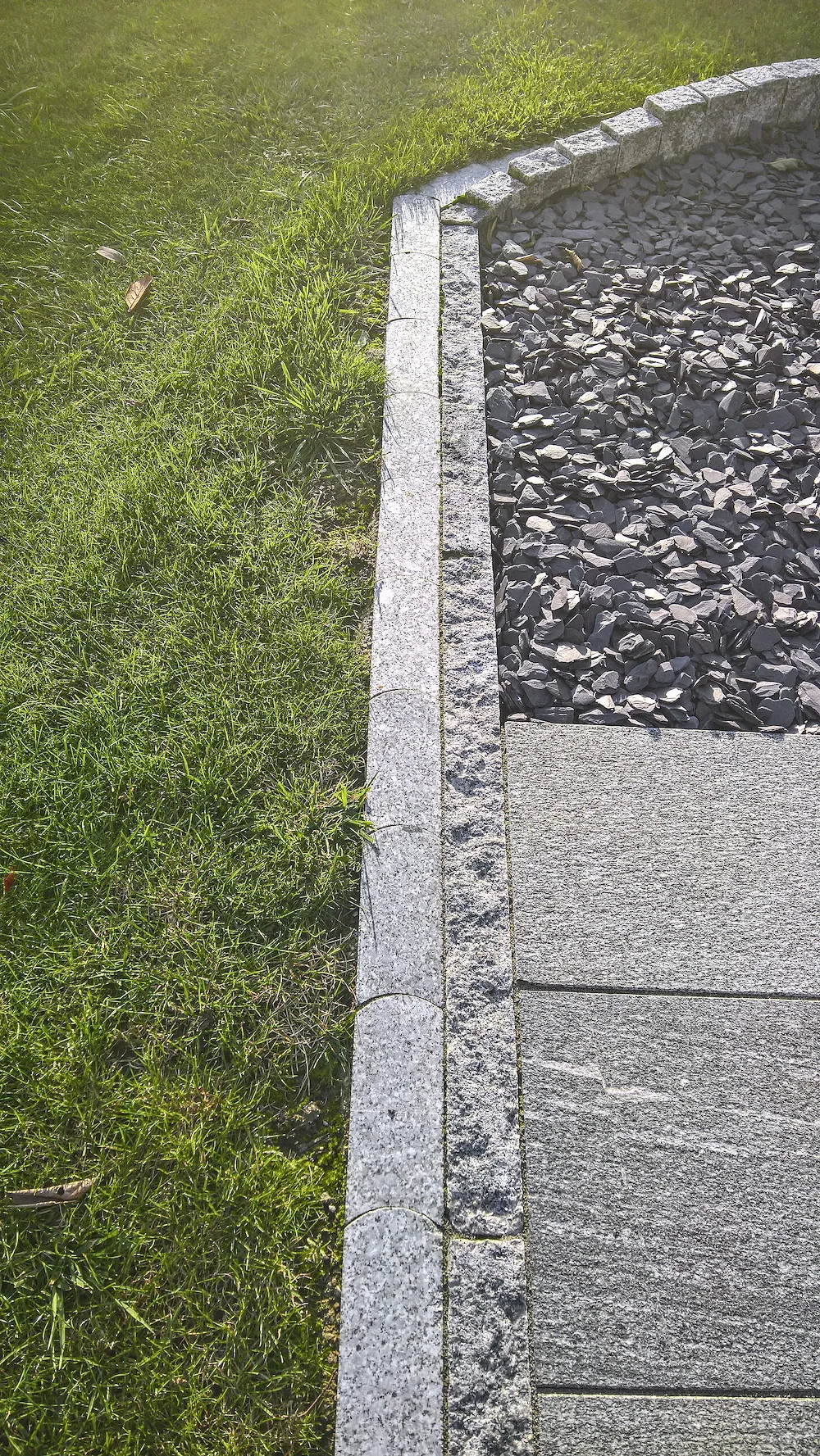 Granit Rasenm&auml;hkante hellgrau,