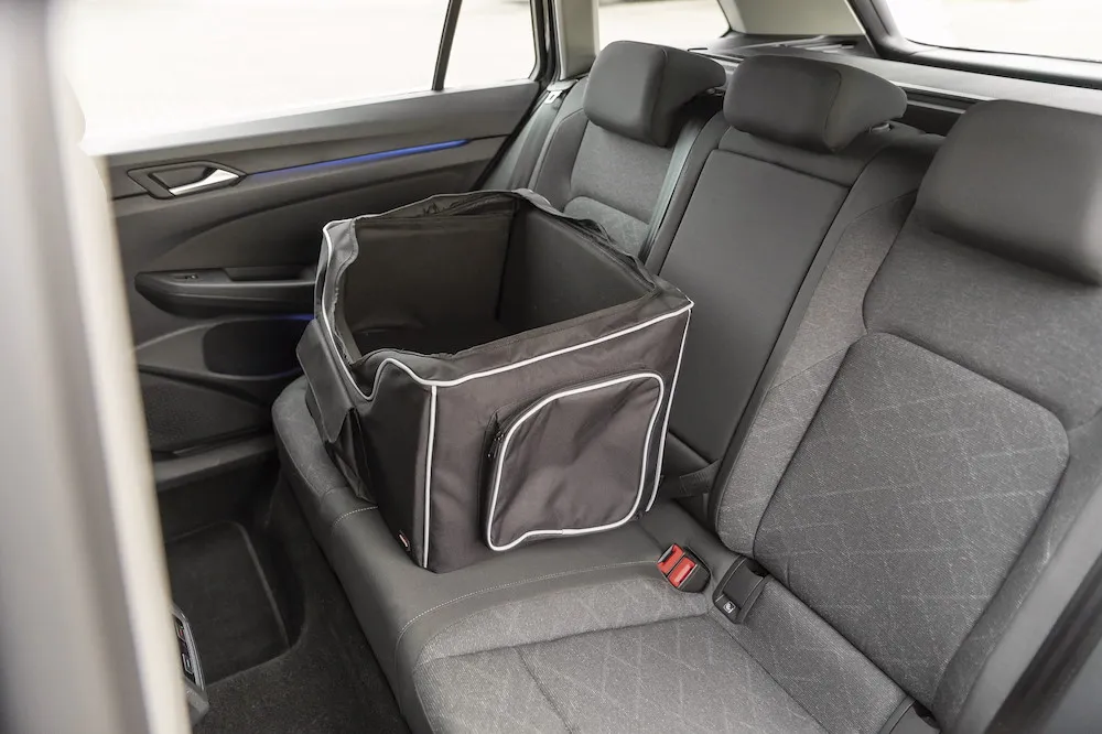 Autositz, 56 x 37 x 36 cm,